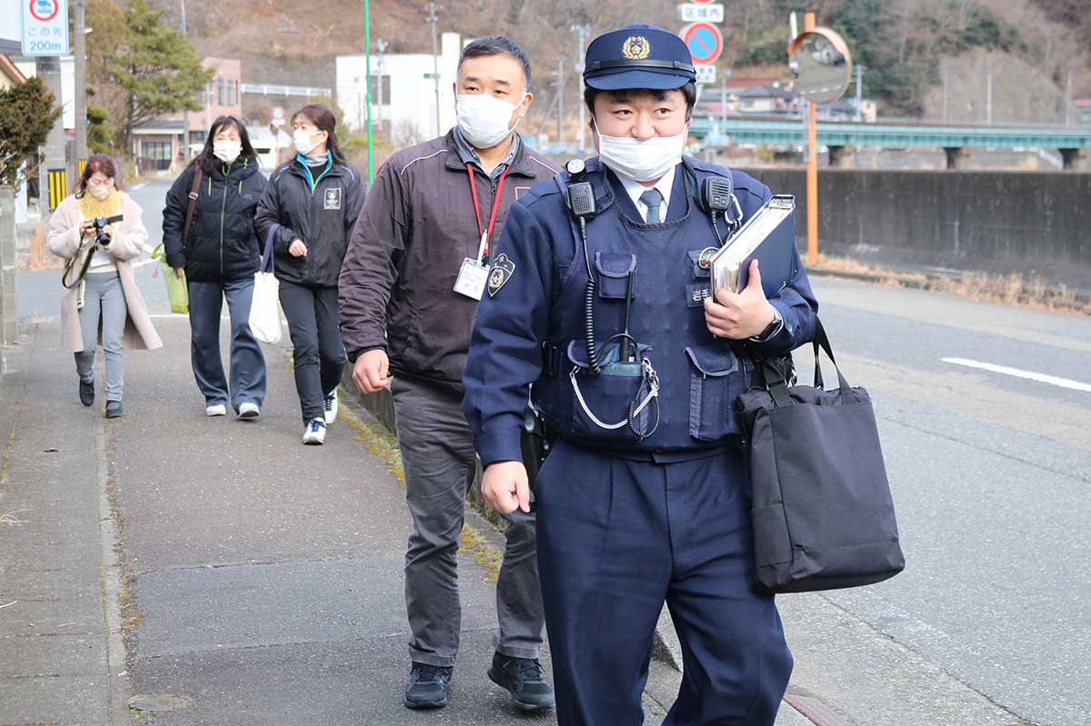 高齢者世帯の訪問活動に向かう釜石駅前交番の中川原正紀巡査部長（先頭）ら