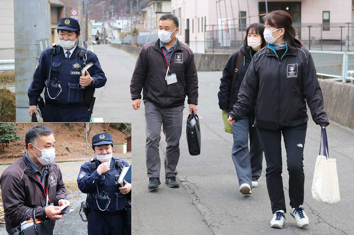 市地域包括支援センターの萬武大さん（中）ら保健福祉に関わる市職員も同行。地域の高齢者、空き家の状況などを警察と情報共有した