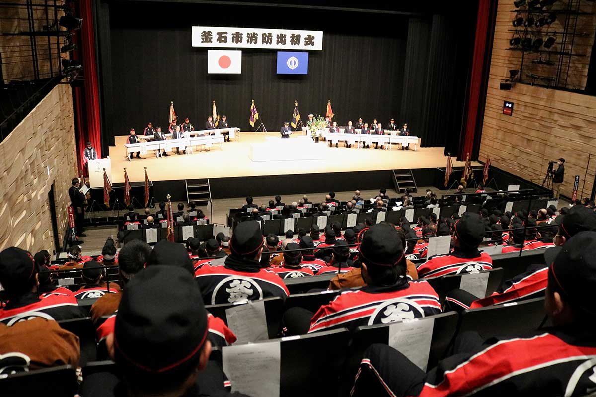 市民ホールTETTOで行われた式典。団員400人が参加した