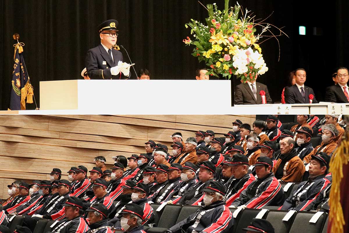 統監の小野共市長が式辞(上)。地域防災を支える団員に感謝し、期待を述べた