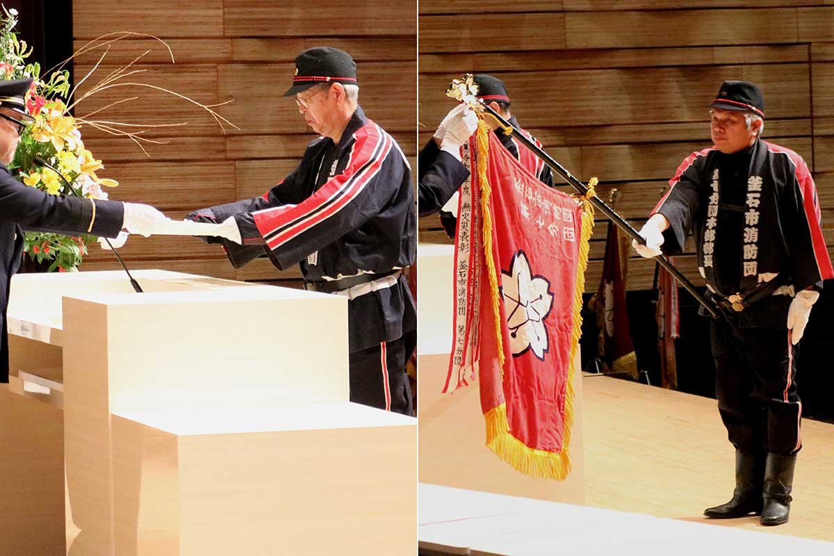 写真左:釜石市長表彰を受ける第7分団第2部の藤原三夫部長。同右:無火災竿頭綬を受章した第7分団。他に第1分団(無火災730日)と第2分団(同711日)が受章した