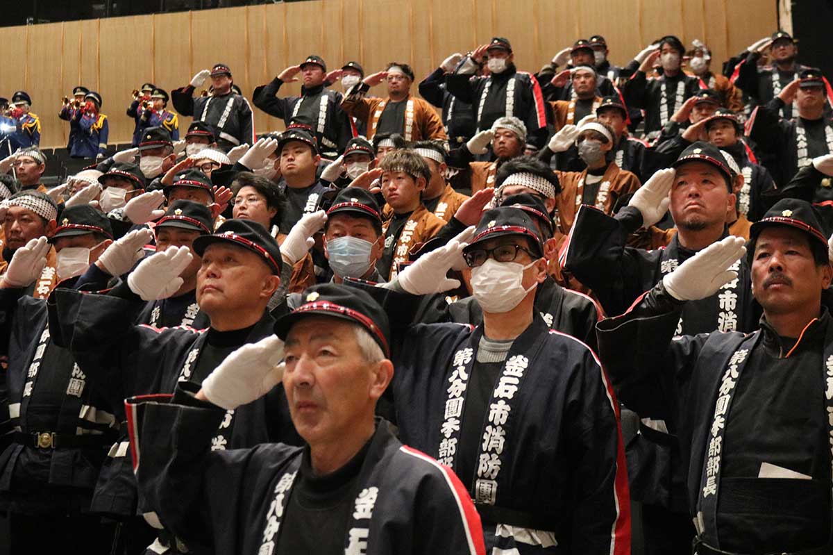 敬礼もきびきびと…。新年スタートにあたり消防防災活動へ意欲を高める