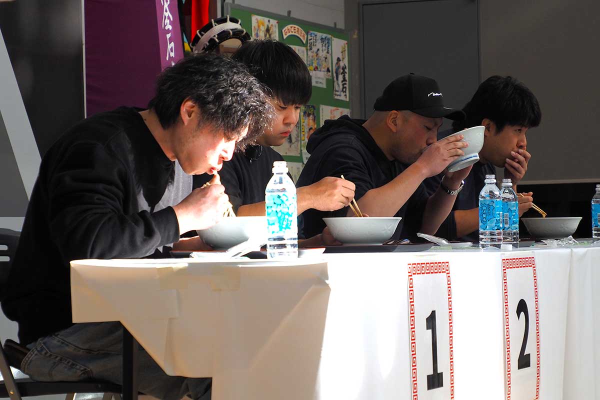釜石ラーメンの早食い競争「腹ペコまつり」＝11日