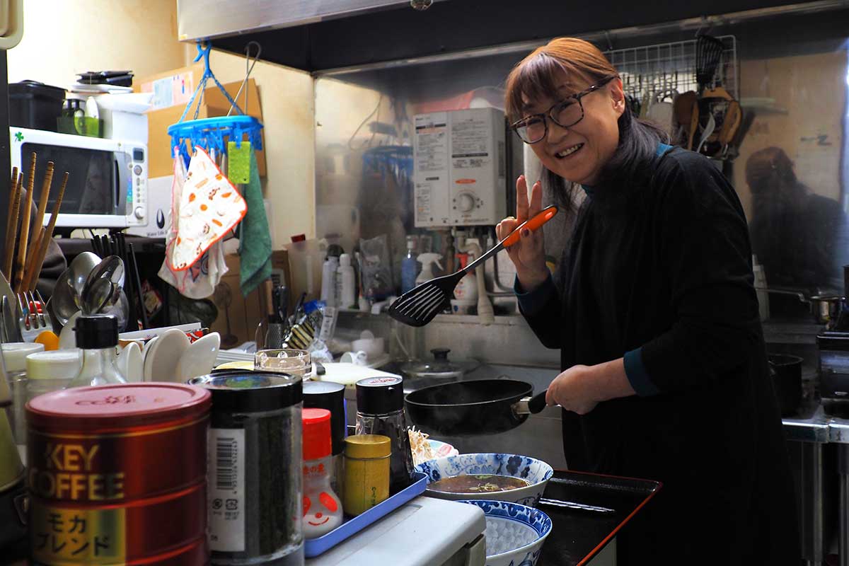 ピースサインをしながら笑顔を見せる前川朱美さん＝11日