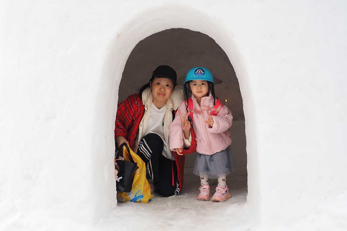 はんてんやヘルメットを身につけ「横手かまくら」体験