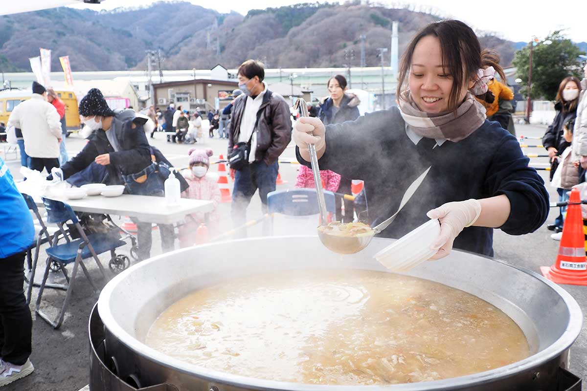 アツアツの豚汁のお振る舞い＝10日