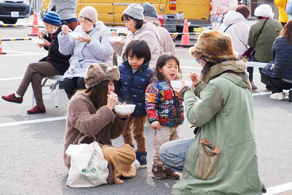 あったかグルメで屋外でもあったかい。「あ～ん」