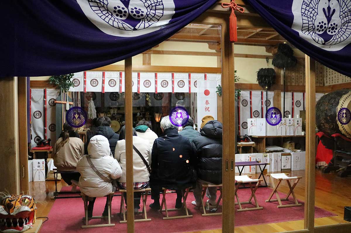 新しい年を迎え、1年の無事を祈るご祈祷（きとう）を受ける家族連れら