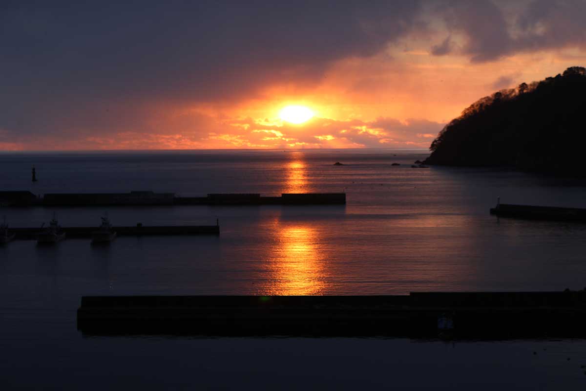 雲の切れ間から太陽が顔を出し、まばゆい光が湾内に差し込む