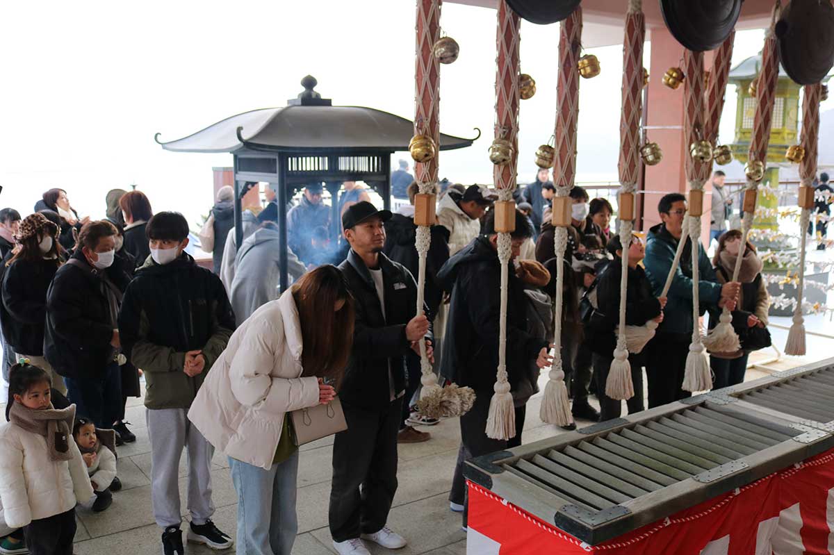 観音像の入り口で新年初のお参りをする人たち＝元日午前、釜石大観音