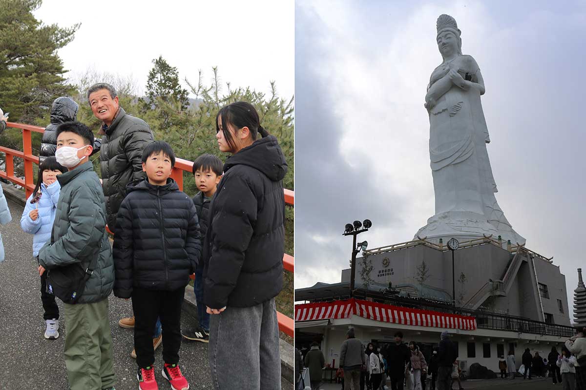 高さ48.5メートルの大観音。胸元には釜石湾を一望できる展望台がある（右）。浄土橋から観音像を見上げる家族連れ（左）