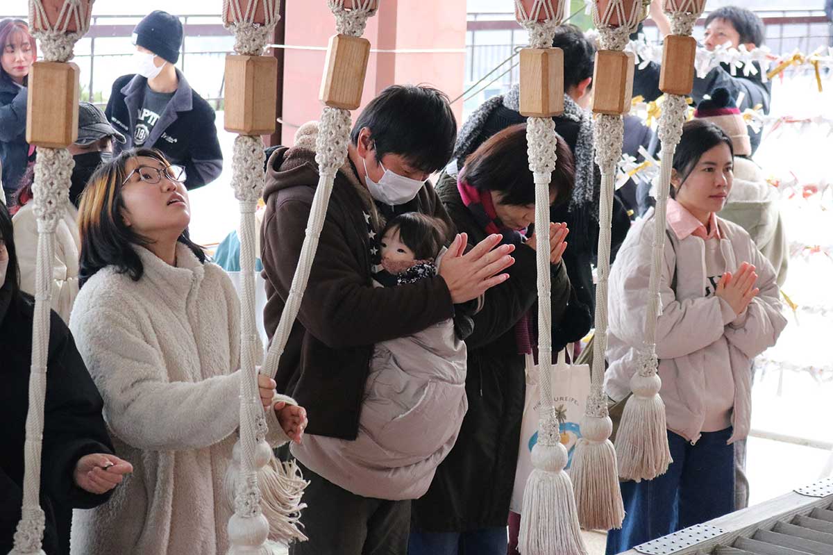 「良き年に…」。拝礼し祈りをささげる参拝客