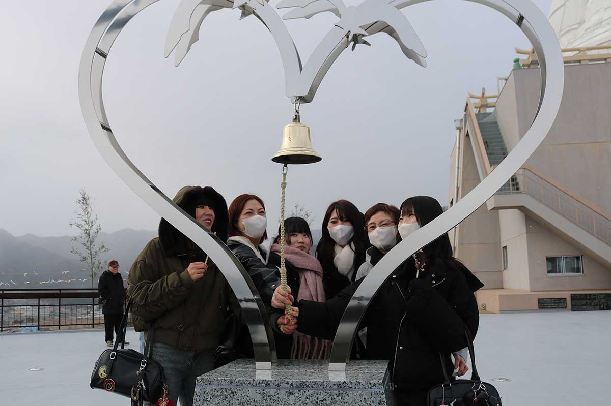 釜石大観音は2016年に「恋人の聖地」に選ばれた。ハート型のモニュメントは人気の記念撮影スポット