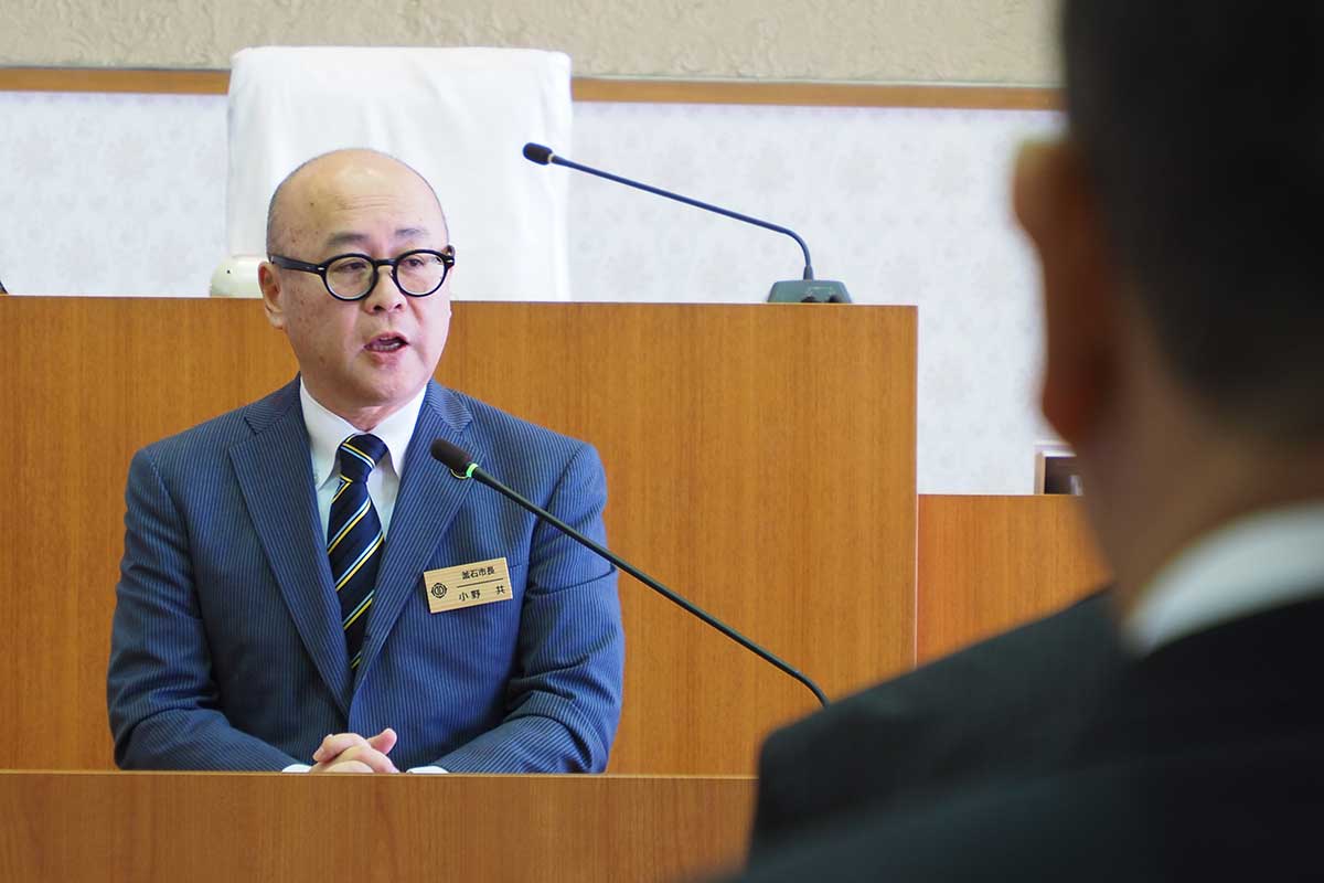 釜石市の仕事始め式で幹部職員を前に訓示する小野共市長