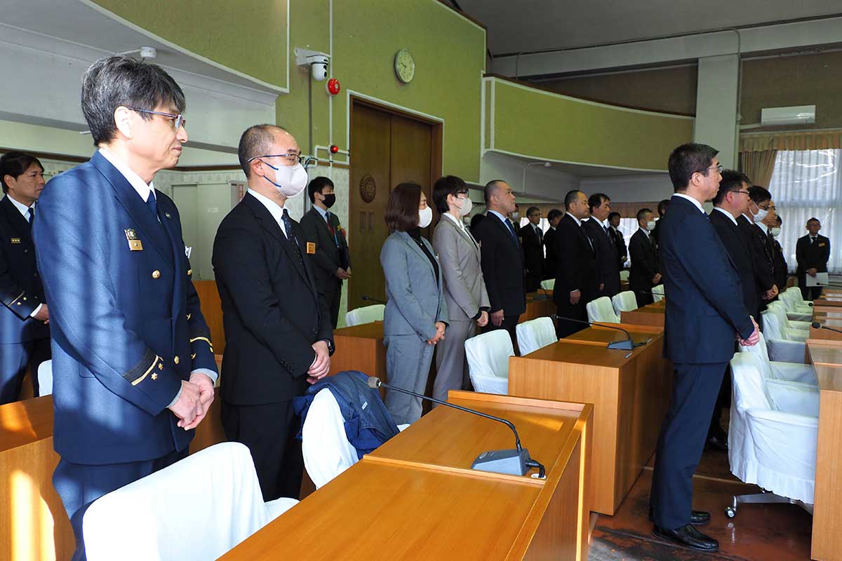 訓示に耳を傾け、気を引き締める幹部職員ら