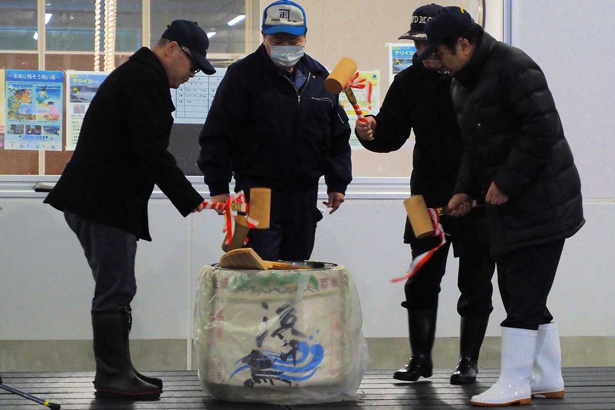 釜石市魚市場の初売り式で鏡開きをする関係者