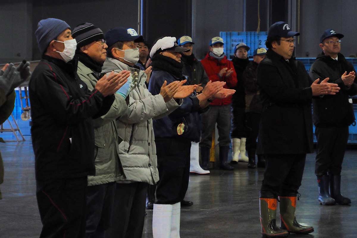 関係者は手締めで1年間の豊漁や安全航海を祈願した