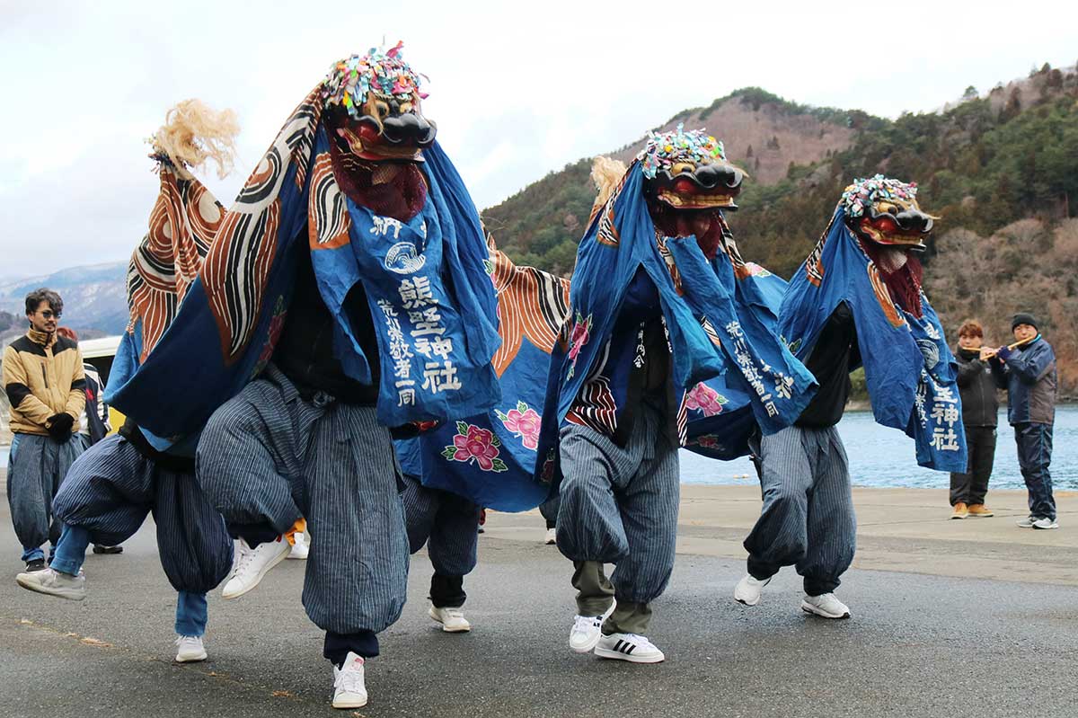 海に向かって舞を奉納する「荒川熊野権現御神楽」。海上安全、豊漁を祈願