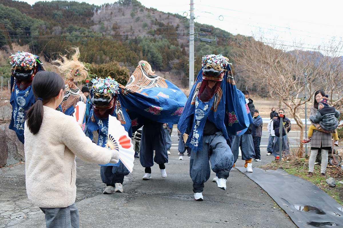 下荒川、鈴木賢一さん方で厄払いの門打ち。家内安全、無病息災などを祈る