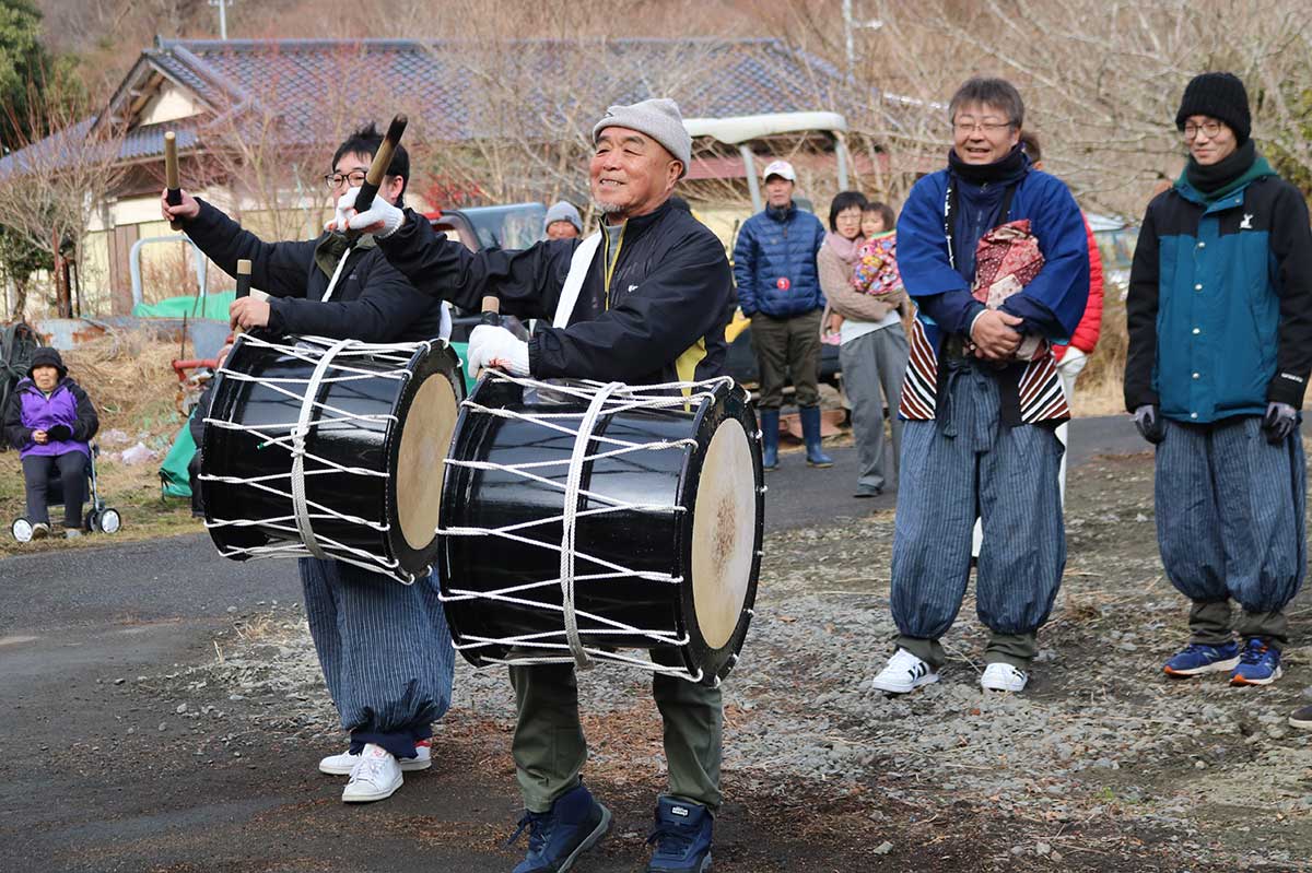 威勢のいい舞に太鼓をたたくメンバーも笑みがこぼれる