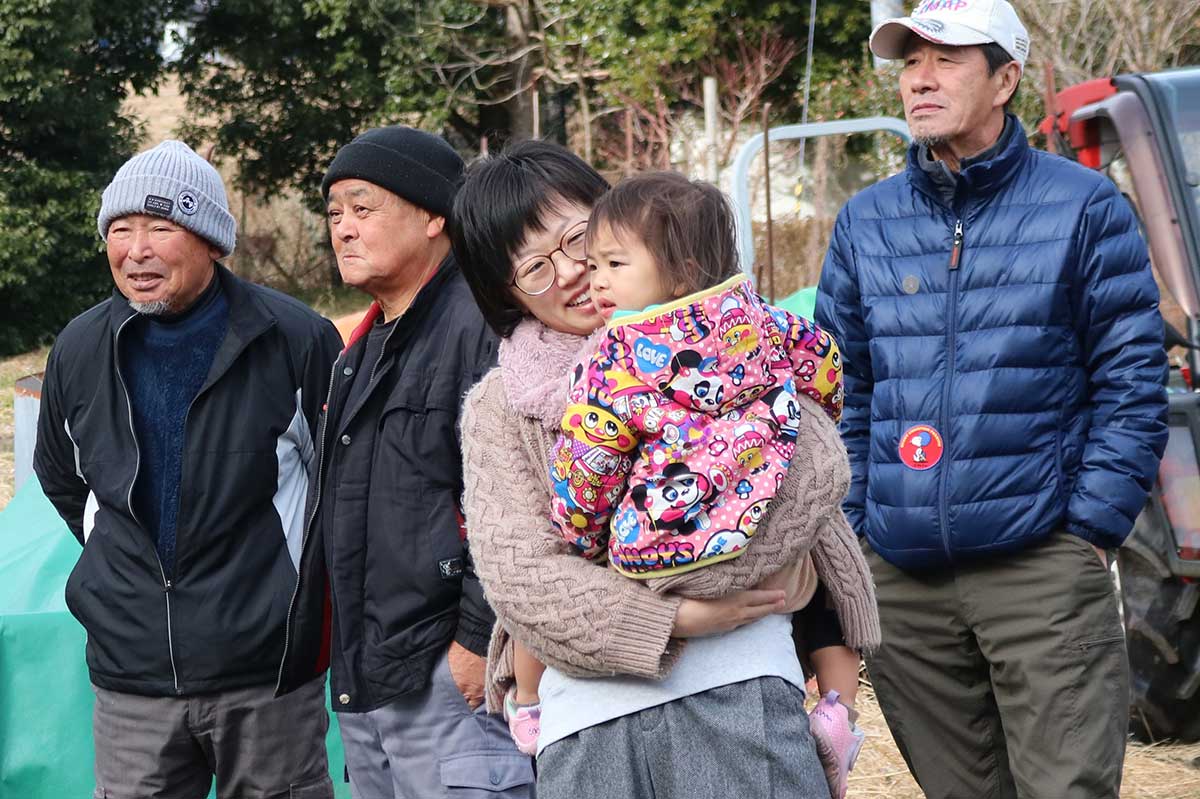 「元気に育て！」。御神楽は子どもたちの健やかな成長も祈る