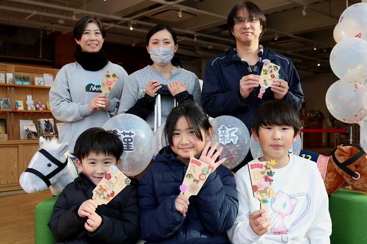 「すてきな羽子板ができました!」。大満足の子どもたち(前)と主催者ら(後)