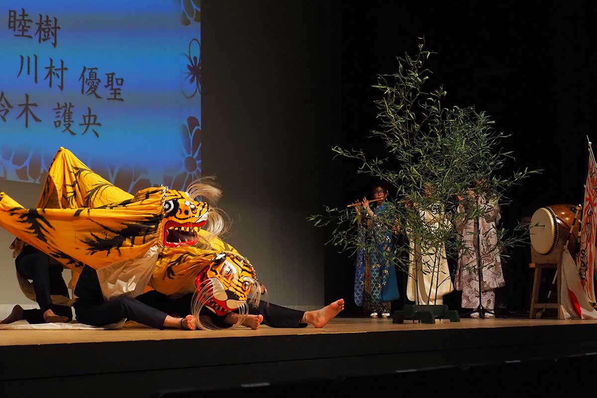 軽快で若々しい虎舞が式典を盛り上げた