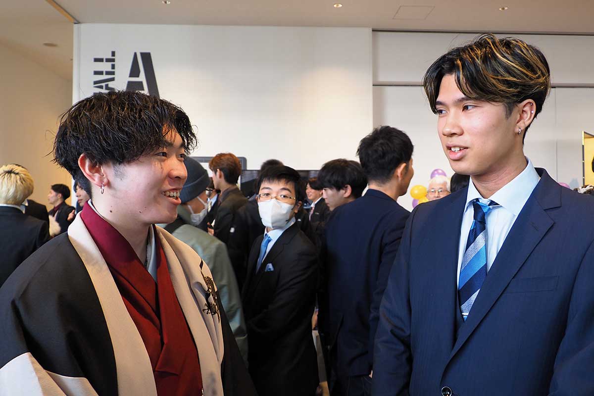 「釜石は安心する場所」と話す久保翔太さん（左）と友人の佐々木悠斗さん