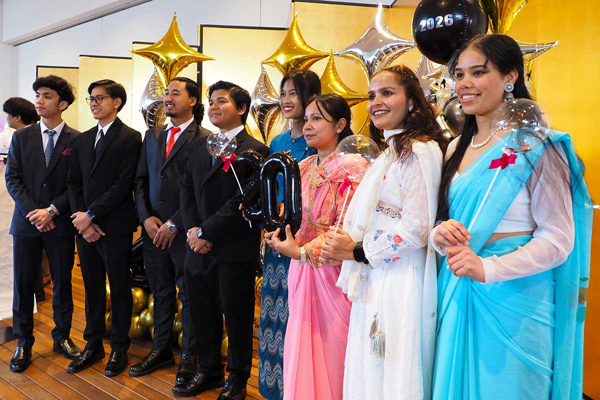 日本語を学ぶ仲間と一緒に「うれしい」思い出を増やすブダトキ ルパさん（右）