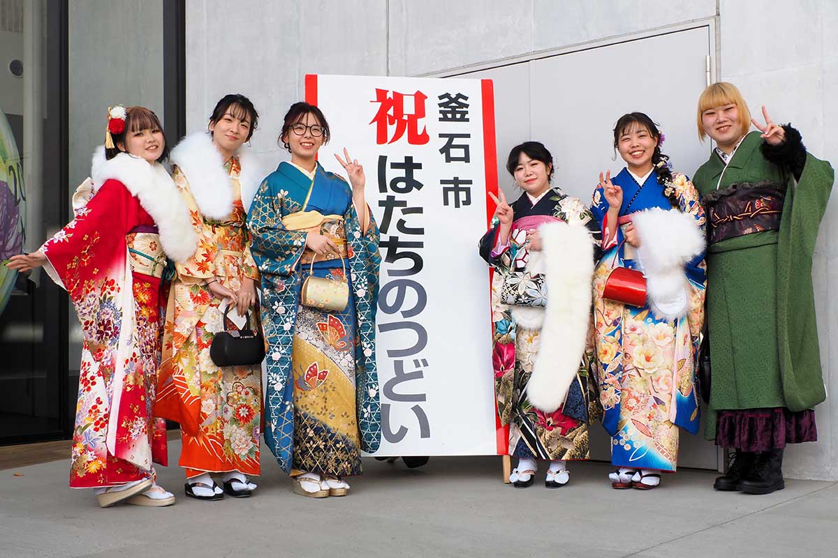 色鮮やかな振り袖姿の女性陣。笑顔で写真に納まる