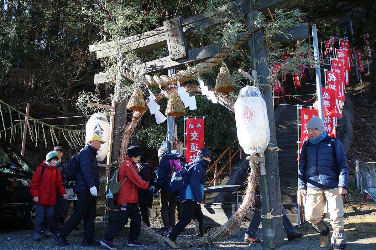 鳥居の下の「茅の輪」くぐりも体験。厄を払い、無病息災を祈願