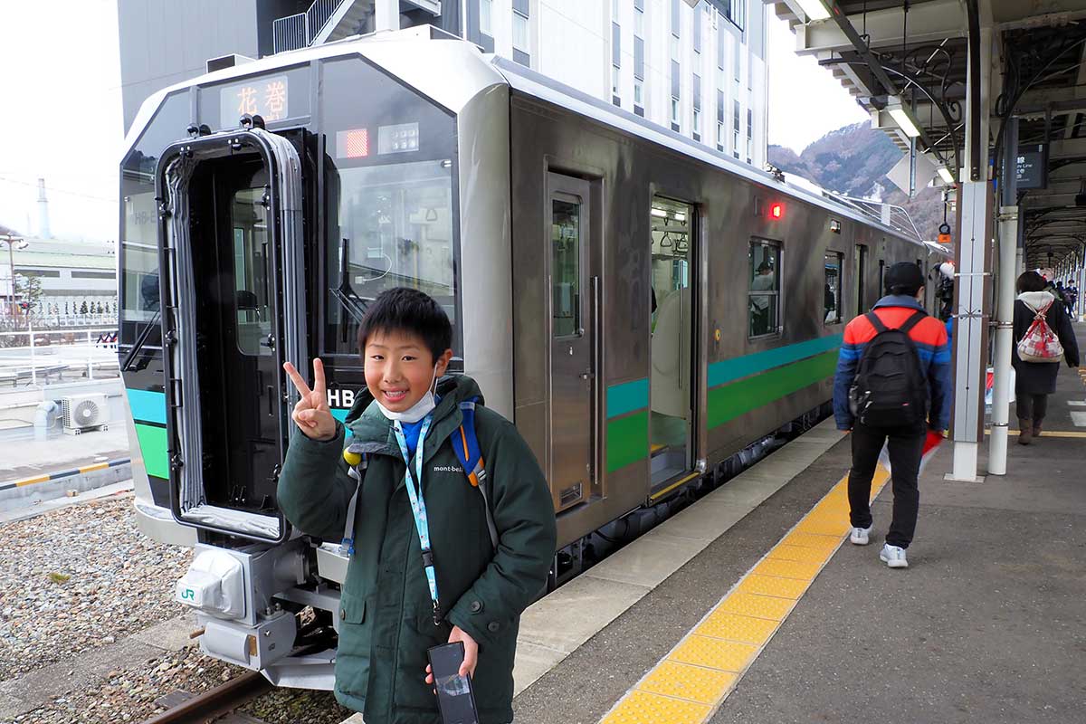 新型車両を見に来た住民や鉄道ファンらが記念撮影を楽しんだ