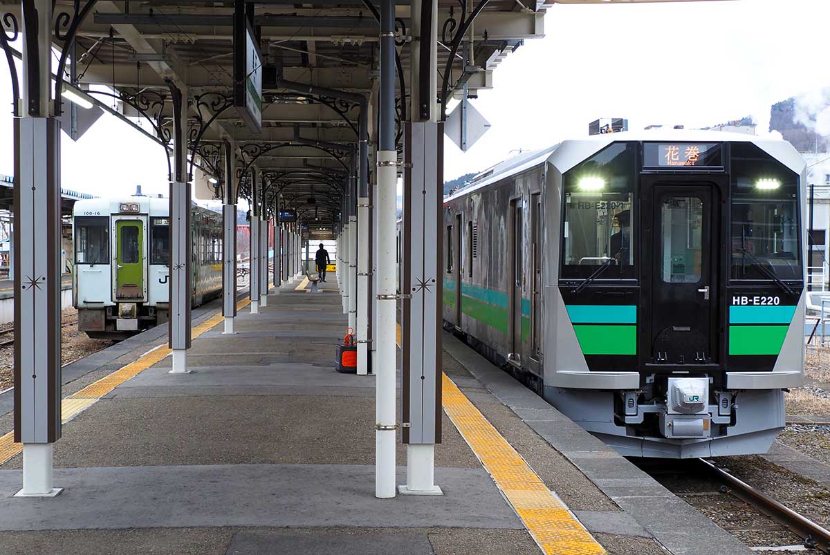 ホームを挟んだ左側には従来の車両が停車。貴重な共演!?