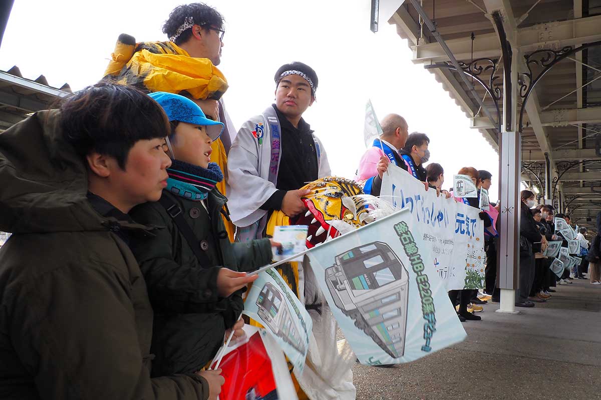 出発式に集まった地域住民や観光関係者ら