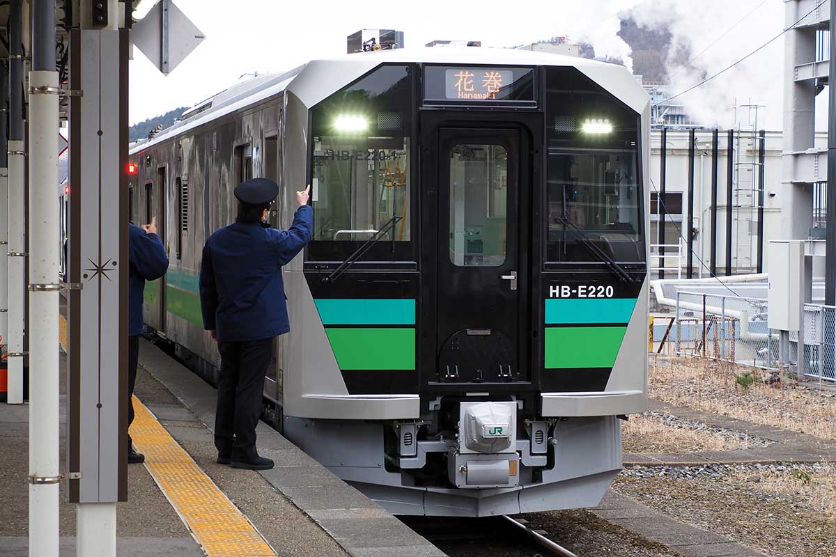 出発を前に表示を確認する運転士ら