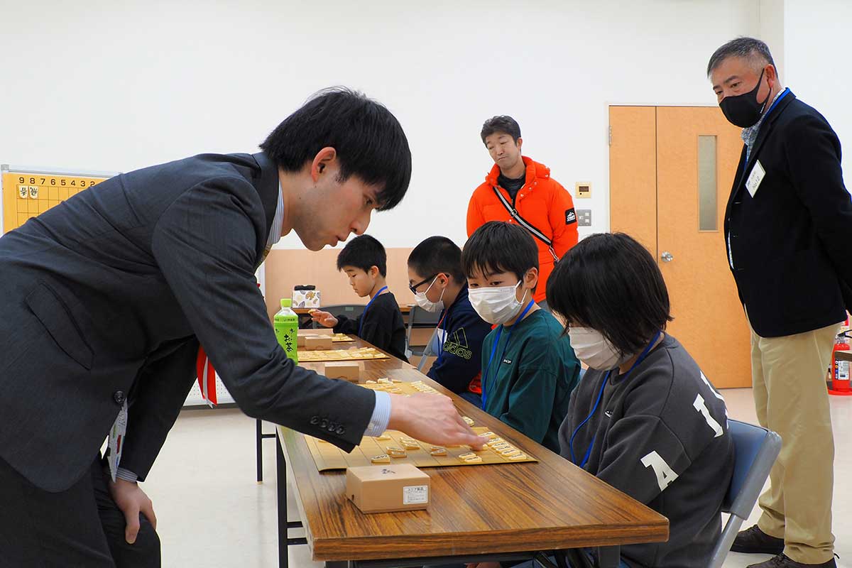 小山四段と子どもたちの対局に大人も関心を寄せる