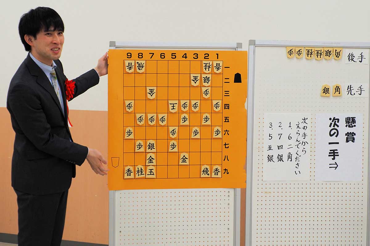 新春企画として用意した「次の一手」を解説する小山四段