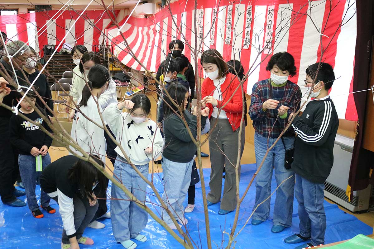 ミズキの芽を摘み取る「芽かき」からスタート