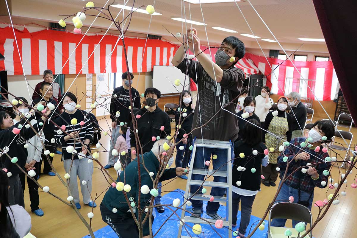 枝の高い所はお父さん方が担当。カラフルな団子で枯れ木に花が咲いたよう…