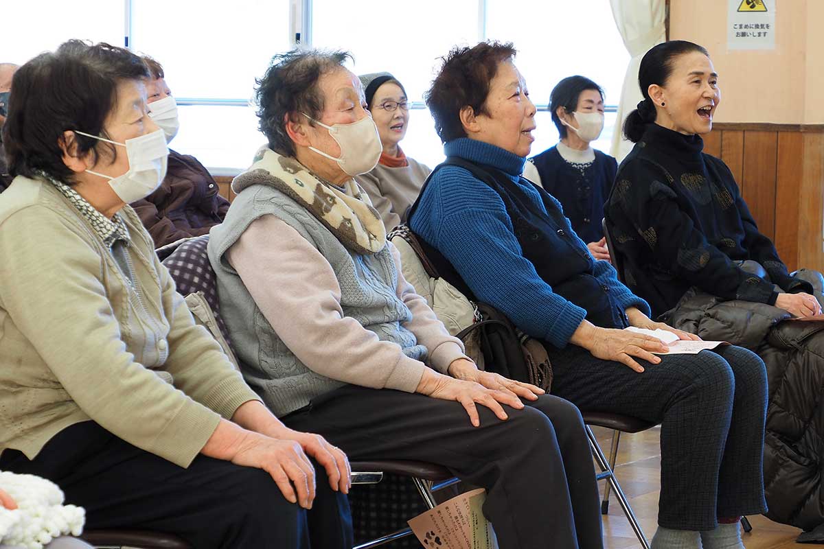 演奏に歌声を重ねてコンサートを楽しむ釜石市民