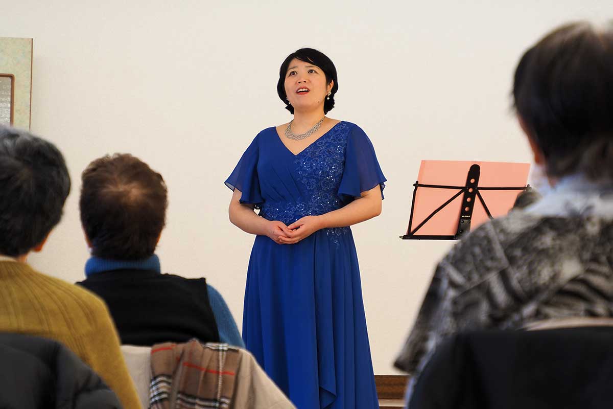 童謡やクラシックの名曲などを聴かせた谷地畝晶子さん