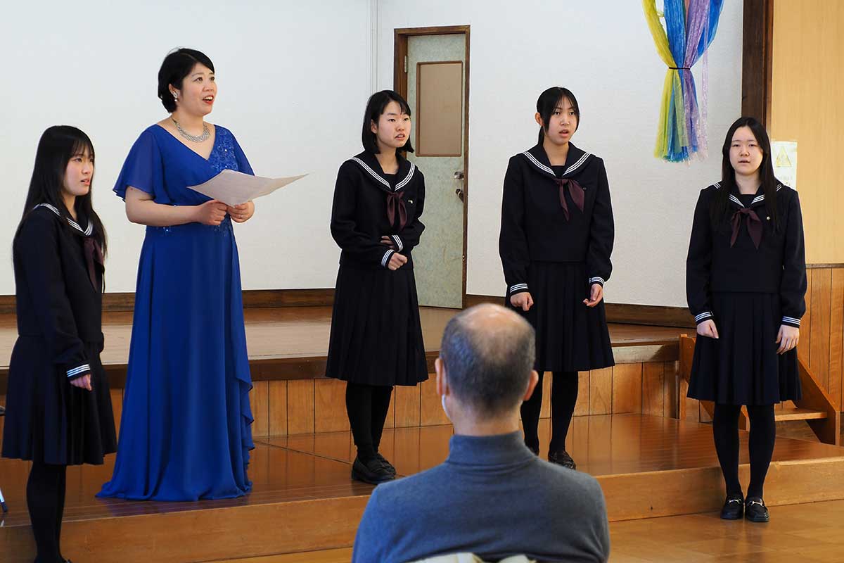 谷地畝さんと声を合わせた釜石高校音楽部