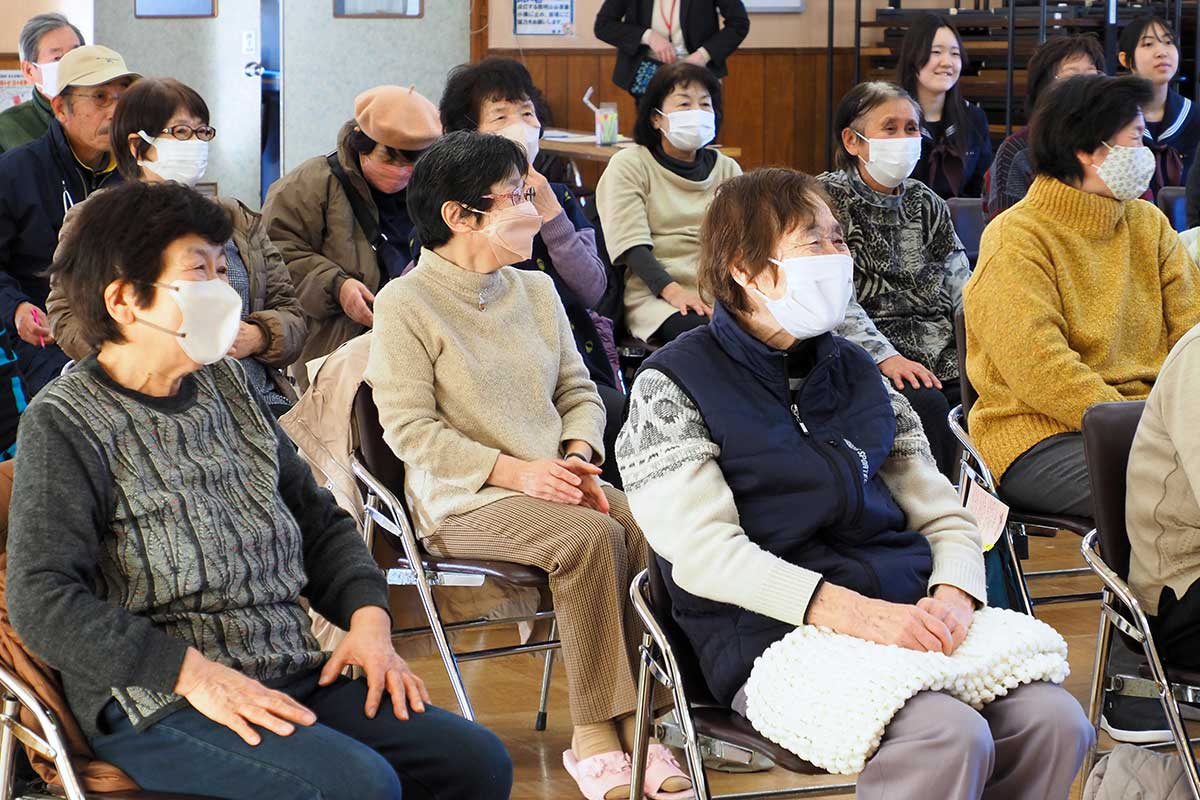 美しい歌声と演奏に聴き入り顔をほころばせる参加者