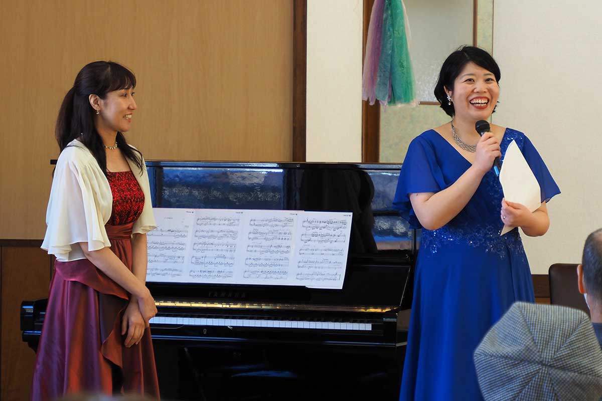 住民との交流に笑顔を見せる谷地畝さんと阿部さん