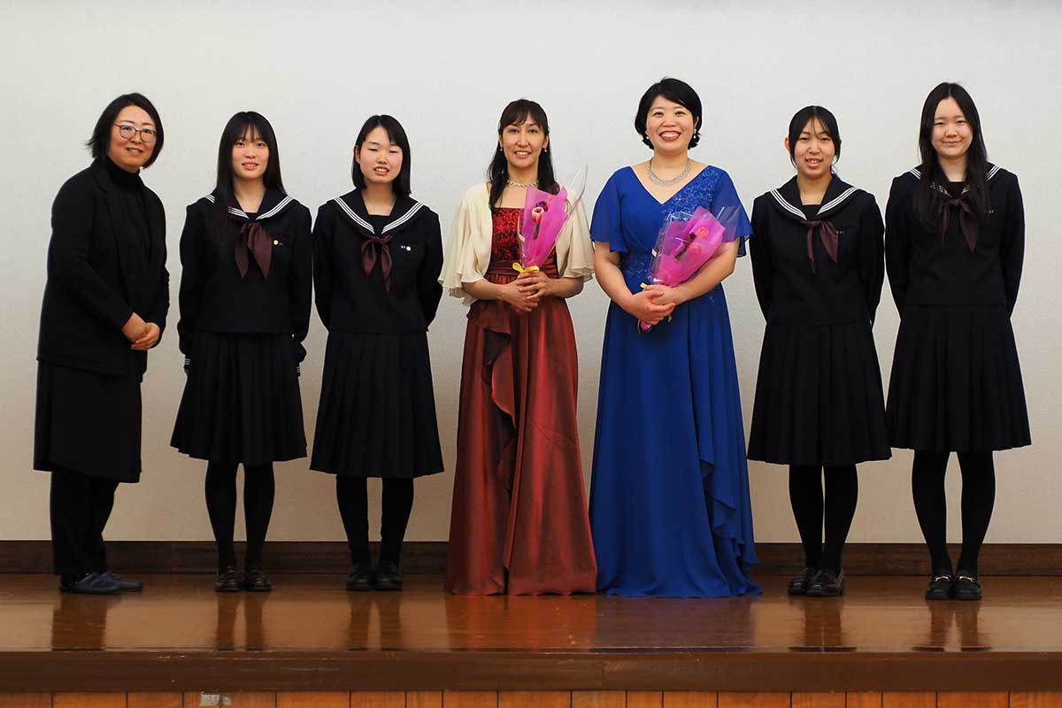 コンサートを終え、笑顔を重ねる出演者たち