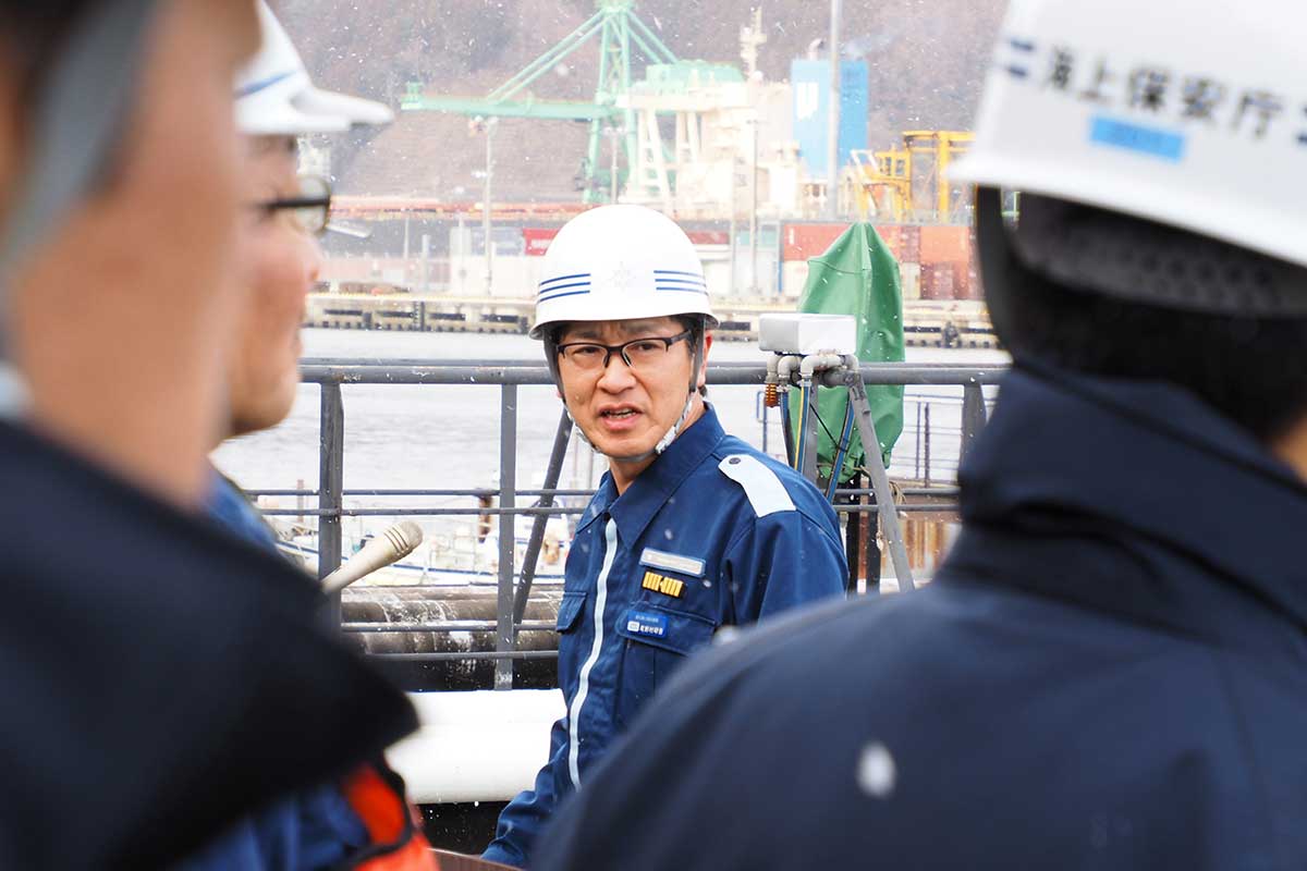 参加者を激励する釜石海保の尾野村研吾部長