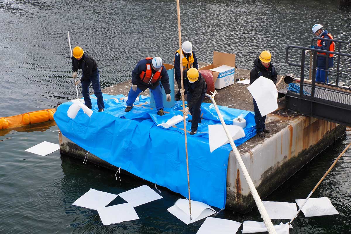 油吸着材を使用して油を回収する手順を確認した