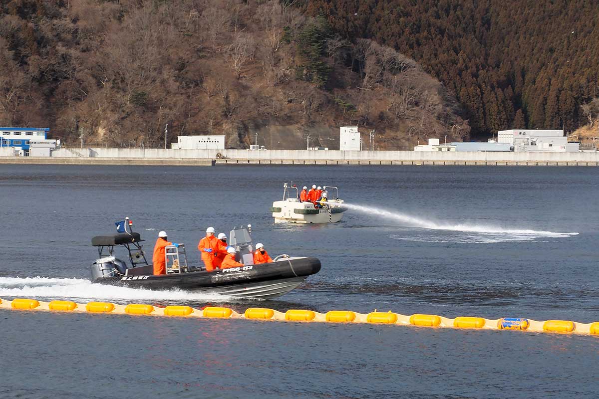 船からの放水や高速走行で油の分散処理につなげる訓練