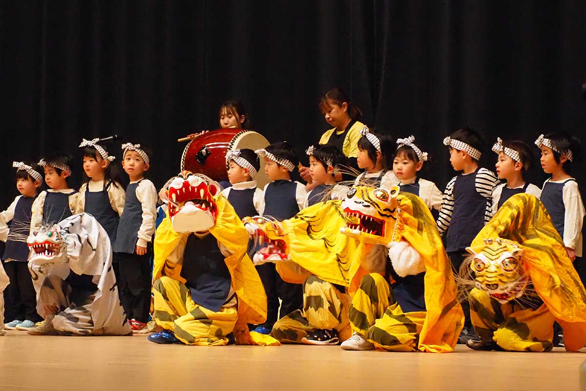 年長児が虎頭を持って踊り、年中児が後方からおはやしで盛り立てる