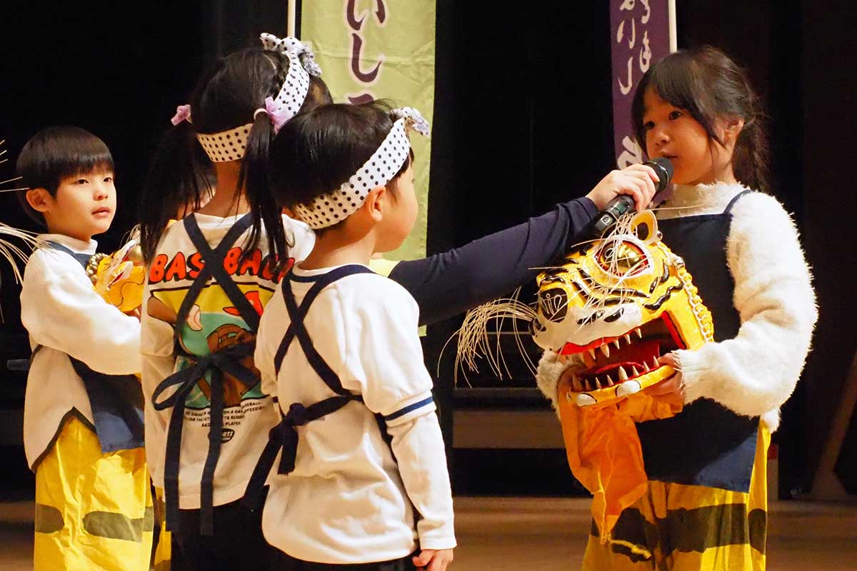 虎を演じる時に気を付けるポイントを伝える年長児